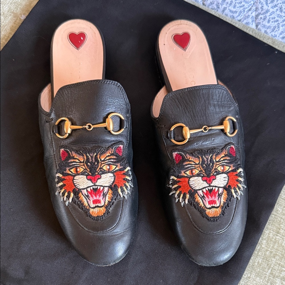 GUCCI Black Leather Slip-On Loafers with Embroidered Tiger